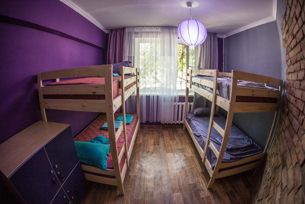 Hostel Loco Alma-Ata Rum bild